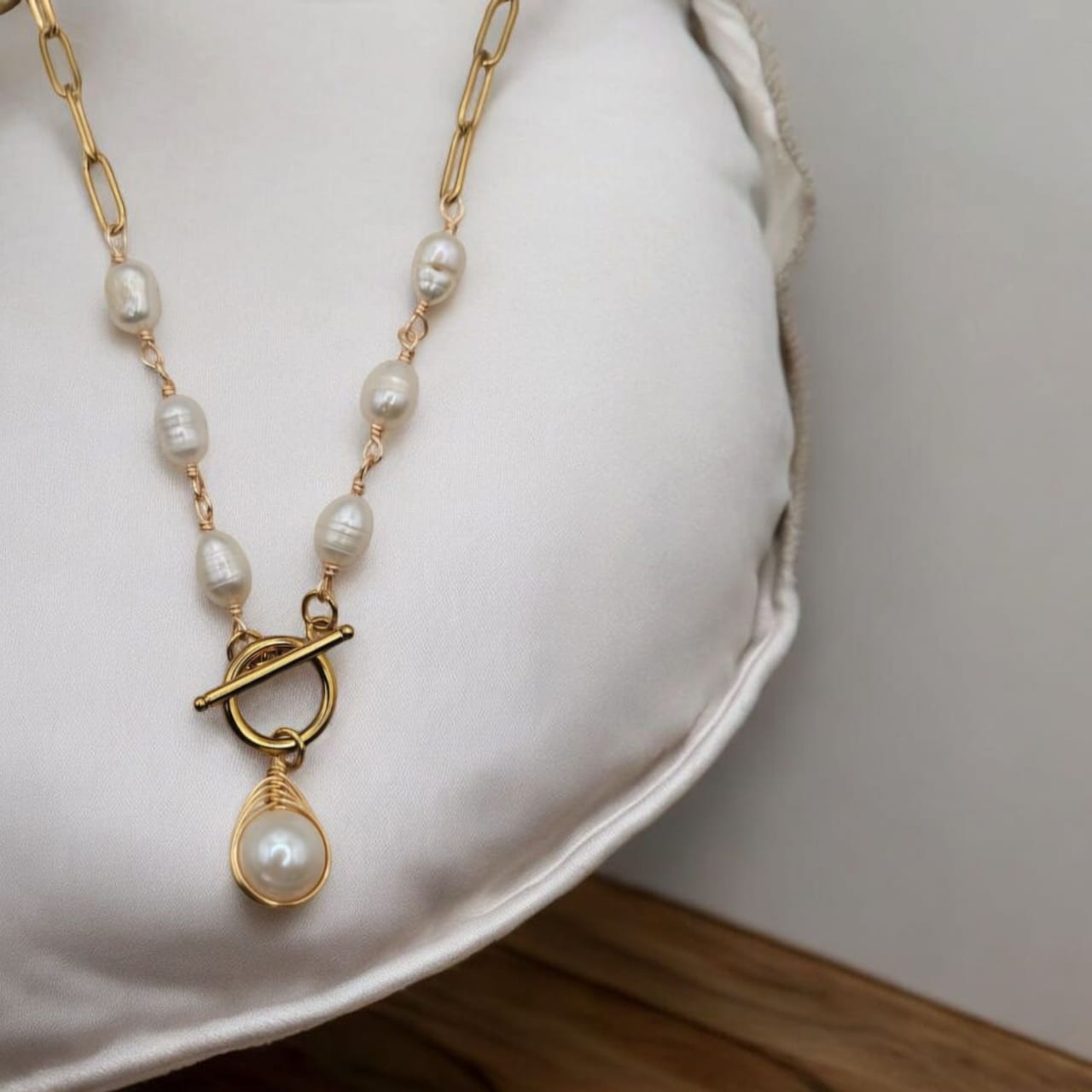 Ella Pearl Oval Necklace